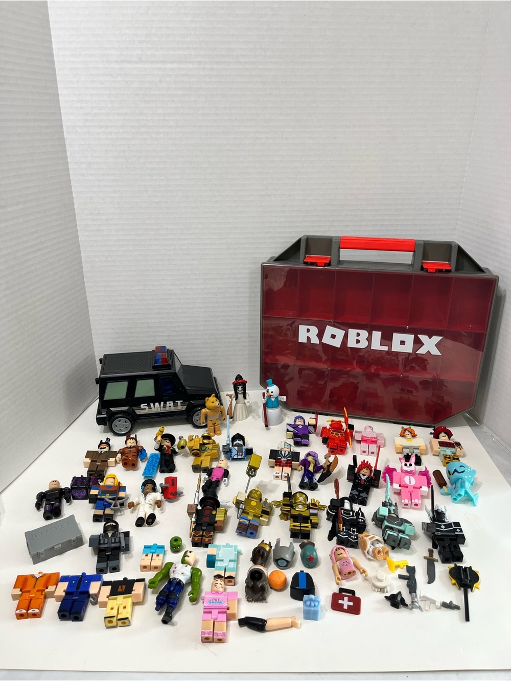 ROBOLOX figures case and swat vehicle lot